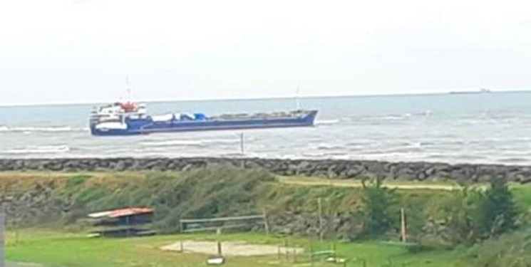 آخرین وضعیت کشتی به گِل نشسته در آستارا؛ اعزام اکیپ عملیاتی حرفه‌ای از بندرانزلی